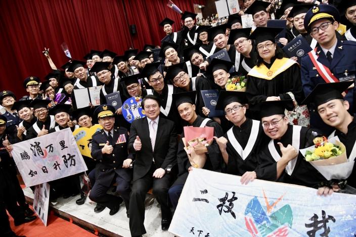 Group photograph of Minister of the Interior Lin Yu-chang, CPU president Yang Yuan-ming, and the graduates