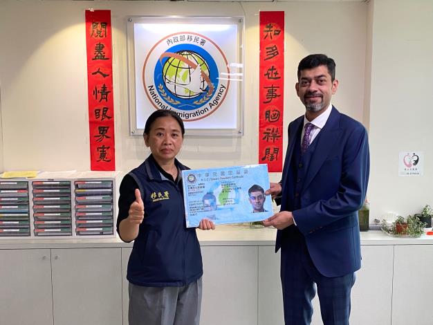 Huang Ying Kuei (黃英貴), the Director of Taoyuan City Service Center, issued an Alien Permanent Resident Certificate to Mr. Zeeshan..JPG