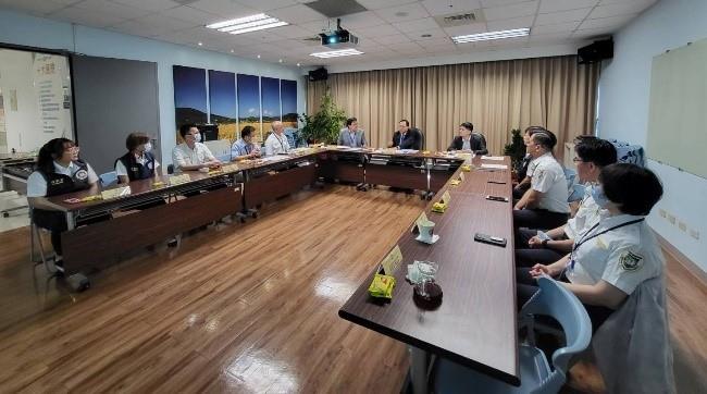 Deputy Minister Wu Jung-hui of the Ministry of the Interior engages in a discussion with the Taichung Port Border Affairs Brigade of the National Immigration Agency