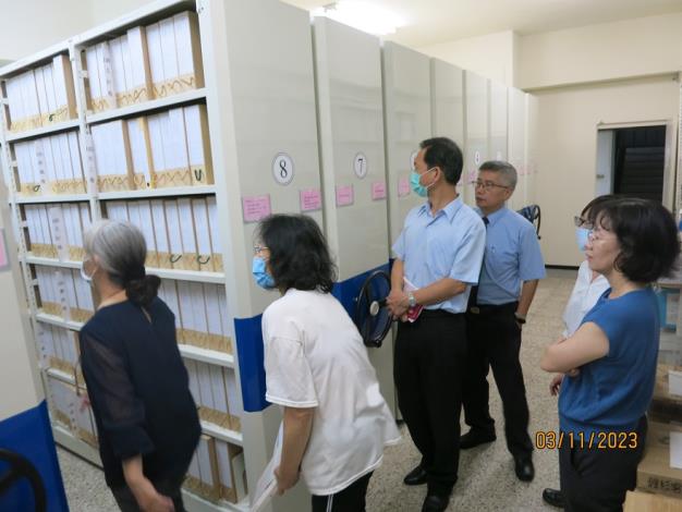 Director General Lin Ching-Ling of the Land Consolidation Engineering Bureau accompanying Secretariat Shih Ming-Tzu in the inspection of the file repository.