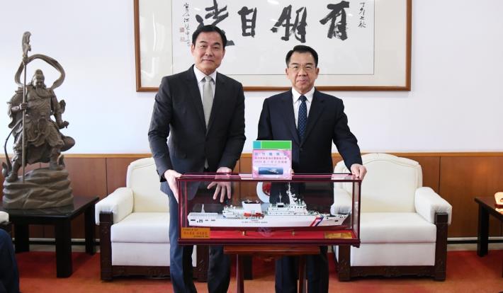 Donation Ceremony: A photograph of Yuan-ming Yang, the President of CPU, and De-Cheng Liao, the Deputy Director of the Fleet Branch, CGA, OAC.