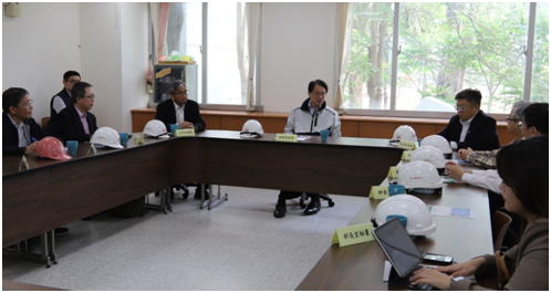 Minister Lin ,center, received a comprehensive briefing about the testing services of the Tainan Experimental Center