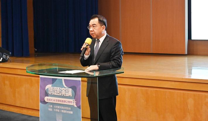 President Yang Yuan-Ming Delivering a Speech