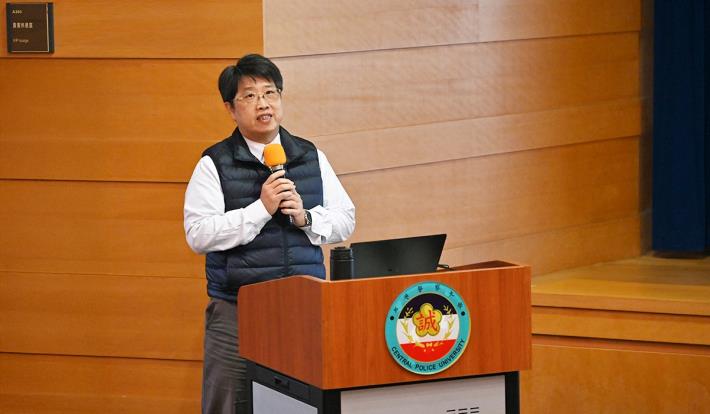 Assistant Professor Chen Ying-Chieh from the Department of Information Management Delivering a Special Lecture