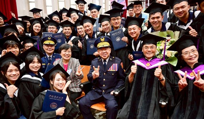 Minister of the Interior Liu Shyh-fang had a group photo with the graduates