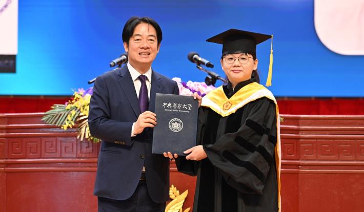 President Lai Ching-te presented diplomas to the graduates