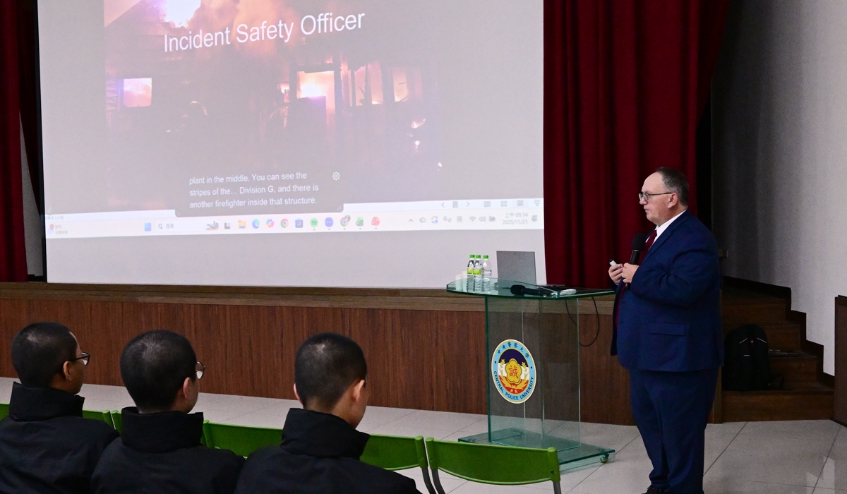 Senior Instructor Stephen McLane from the U.S. National Fire Academy delivering a lecture