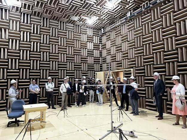 Fig3 VIP Visit to the Semi-Anechoic Chamber