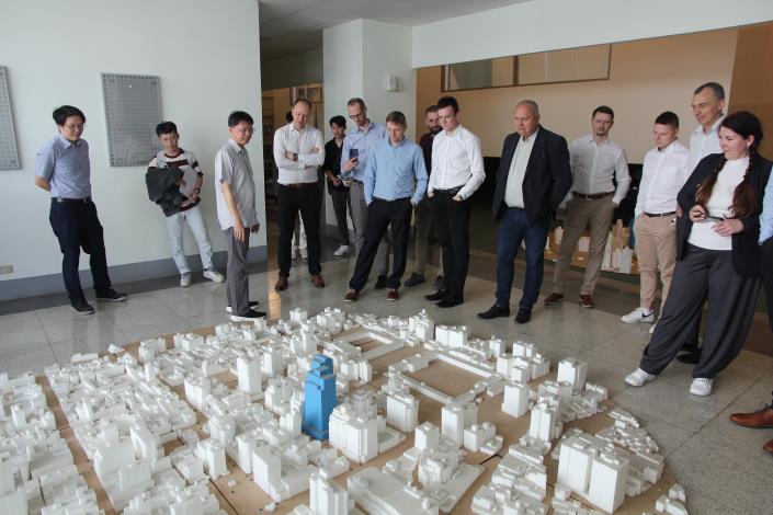 Fig2. Director Zhen-Hong Li introduces the wind tunnel experimental model.JPG