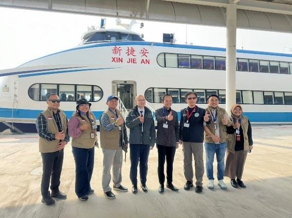 Representative Arif Sulistiyo (fourth from right) leads a delegation visiting the new Passenger Service Center at Shuitou Port, Kinmen
