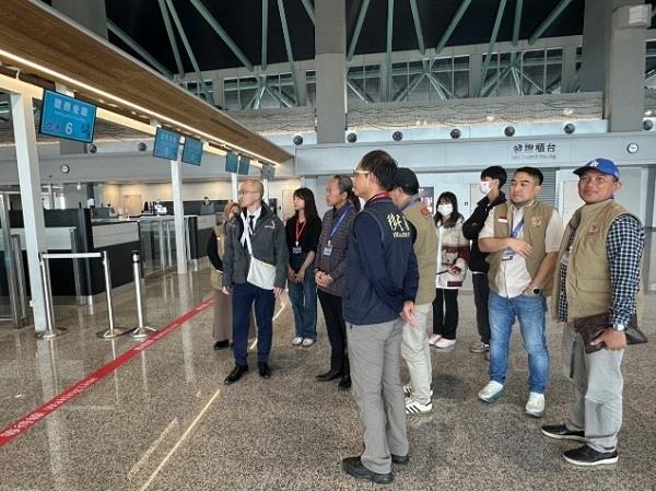 The Indonesian Economic and Trade Office to Taipei visits the new Passenger Service Center at Shuitou Port, Kinmen; NIA officers brief immigration inspection procedures.111