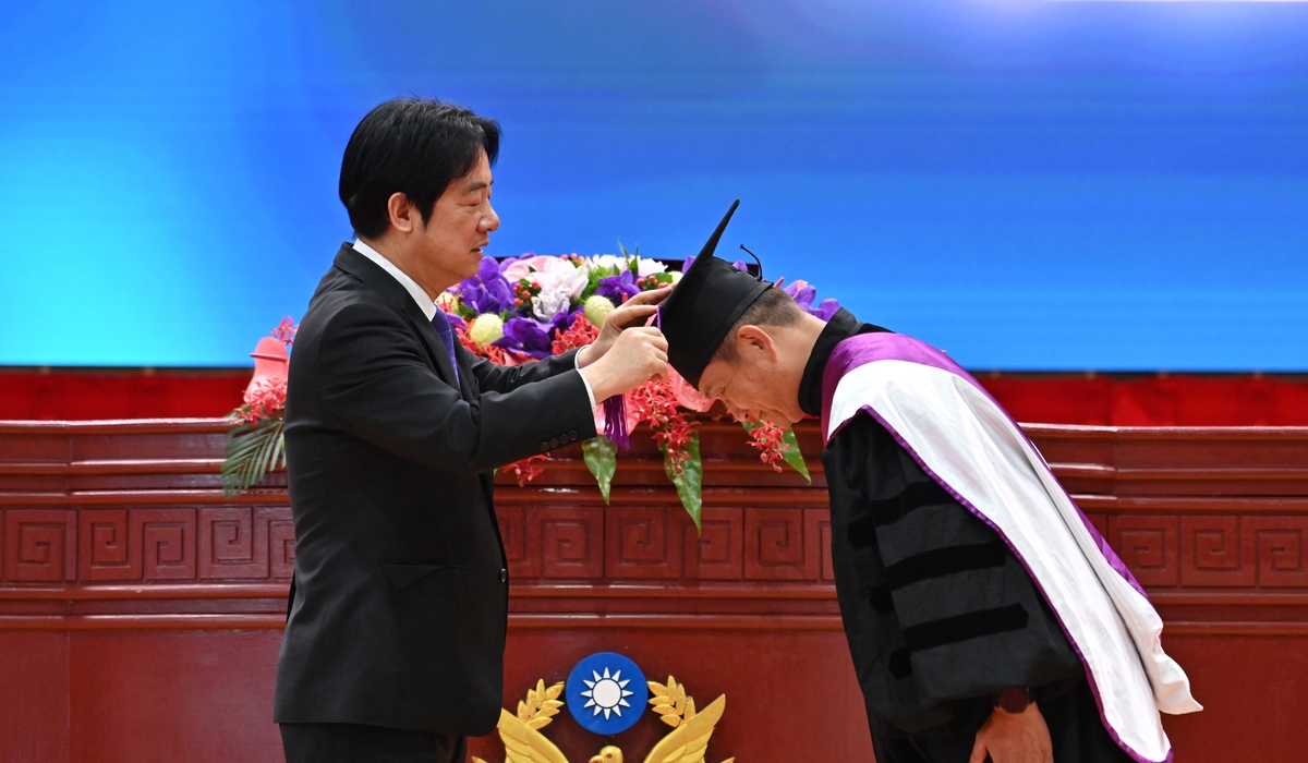President Lai, Ching-te confers degrees upon the graduates