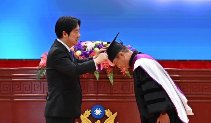 President Lai, Ching-te confers degrees upon the graduates