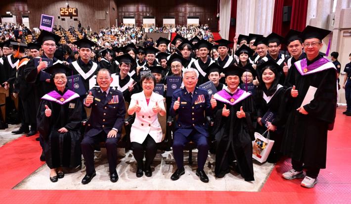Minister of the Interior Liu, Shyh-fang poses for a group photo with the graduates