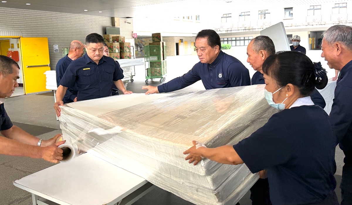 CPU Student Corps officers and CPU-Tzu Chi team packing mattresses