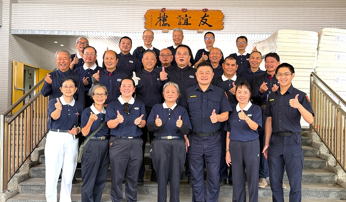 Group photo of the mattress donation event