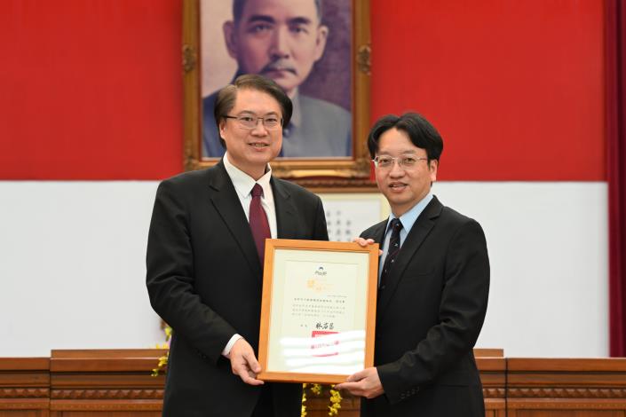 內政部長與周宏聲副總隊長合照-2