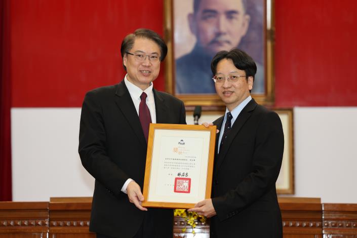 內政部長與周宏聲副總隊長合照-1