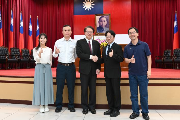 與內政部長及空勤同仁合照