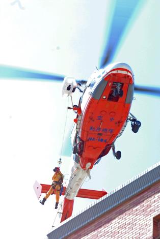 實施直升機滯空繩索下降