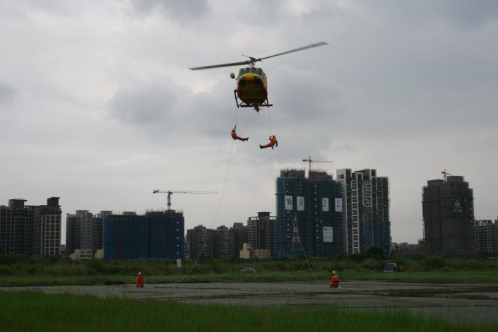 進行直升機滯空繩索下降吊掛訓練-2