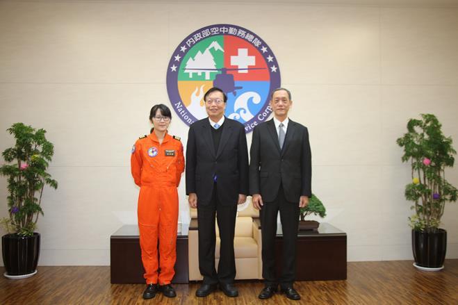 內政部部長葉俊榮、總隊長董劍城與嚴聿沛合照.JPG
