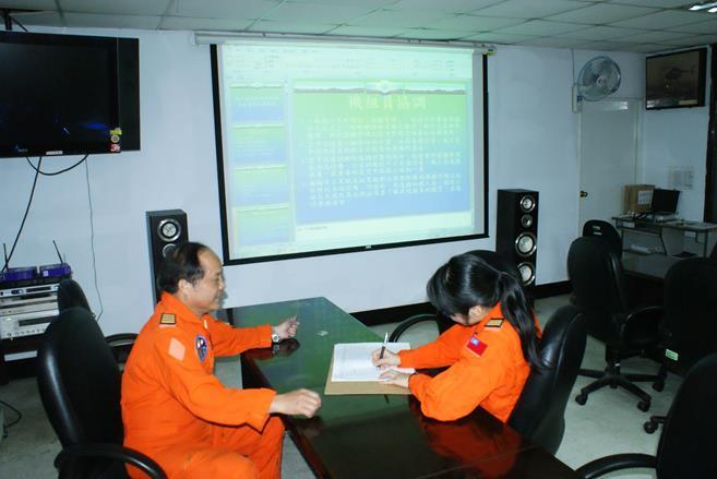 嚴聿沛接受直升機飛行訓練-1.JPG