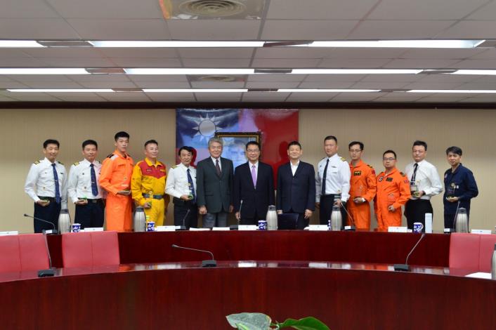 總隊長、部長與空勤模範得獎合照.JPG