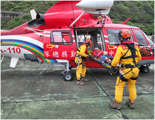 協助搬運傷患下機