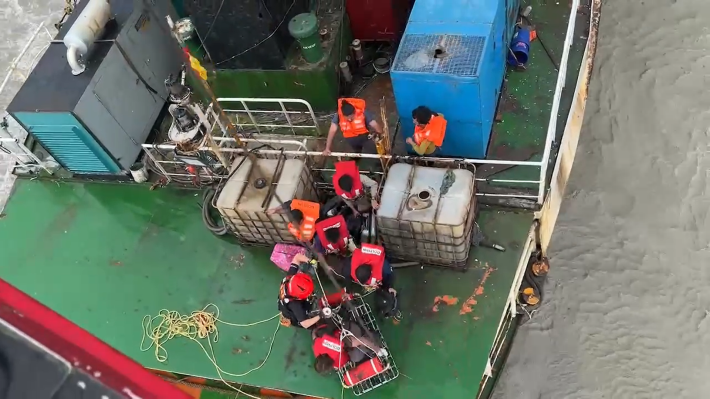 協助船員上吊掛籃