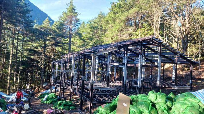 正在建造中的觀高山屋