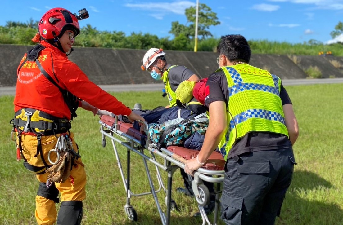 特搜員將患者轉交救護車