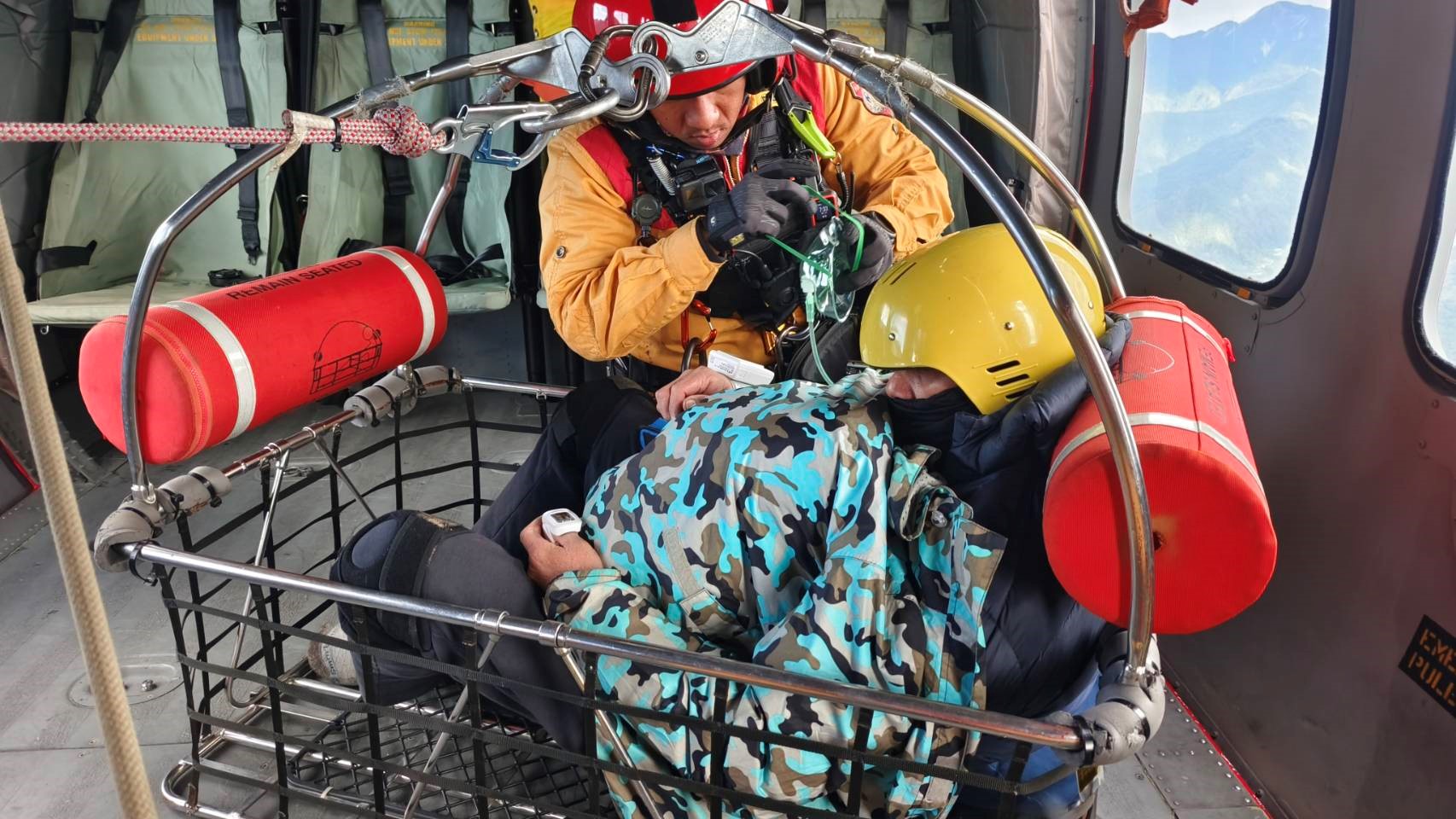 特搜員檢查患者病況