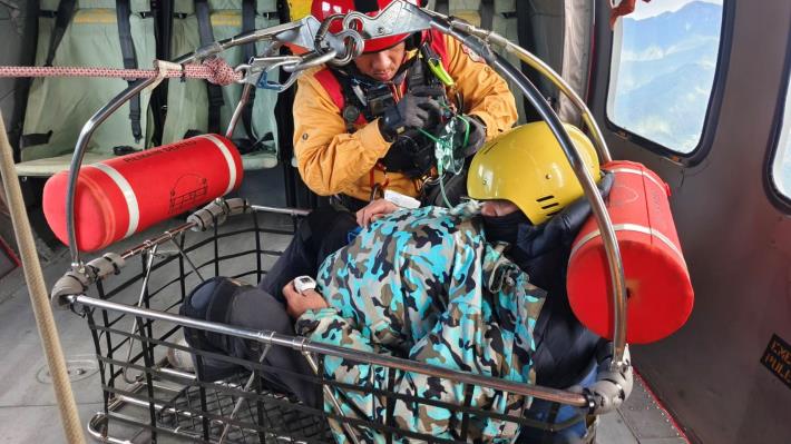 特搜員檢查患者病況