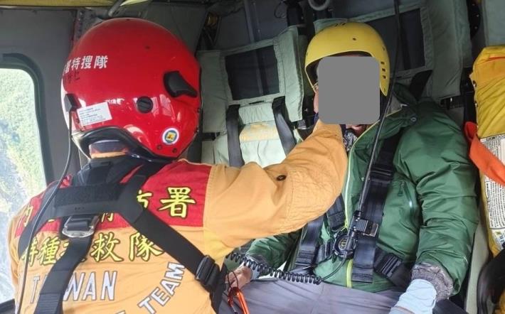 特搜員檢查患者病況