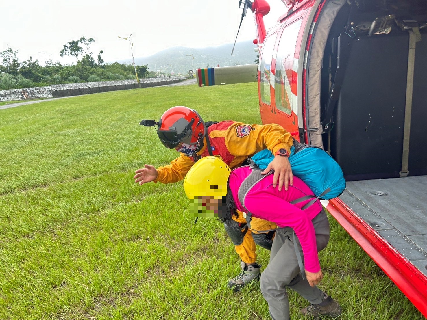特搜員將患者轉交救護車
