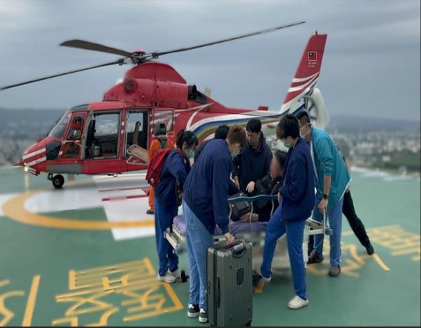 將病患轉交給醫護人員
