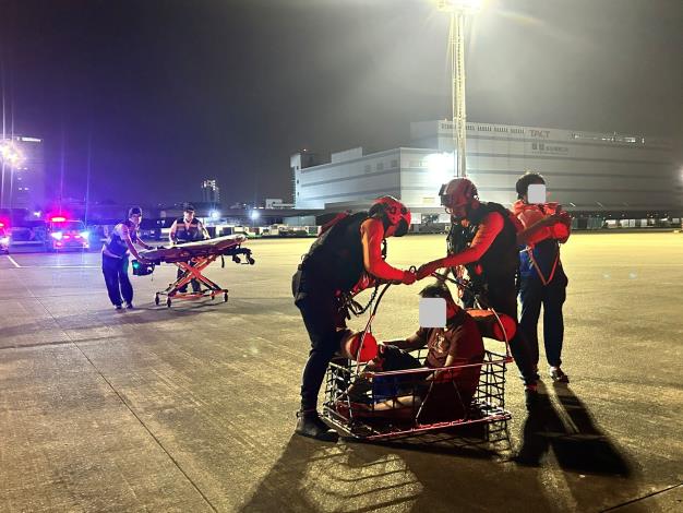 與地面醫療人員實施病患交接