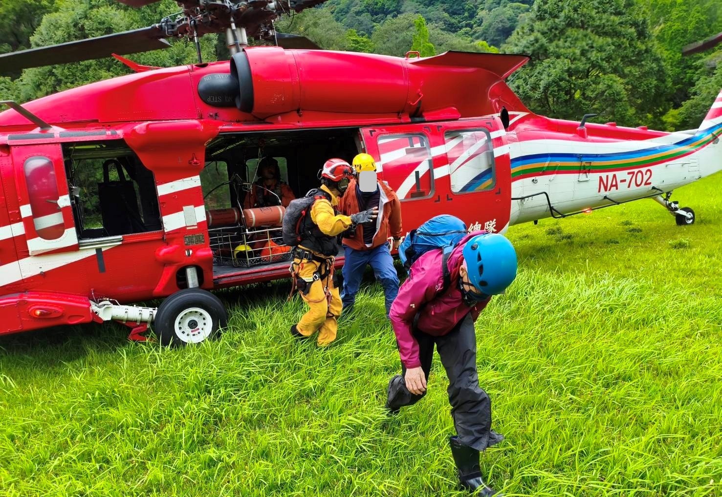 將登山客交由消防局後送