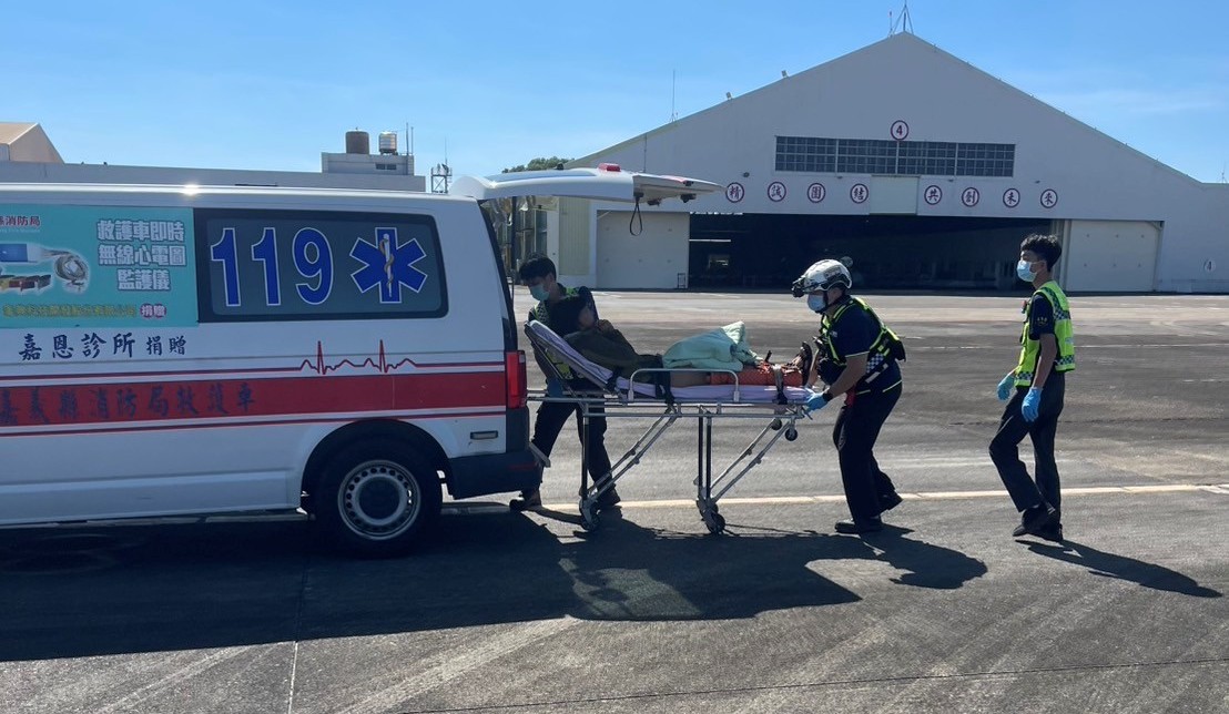 將傷患轉由救護車接送