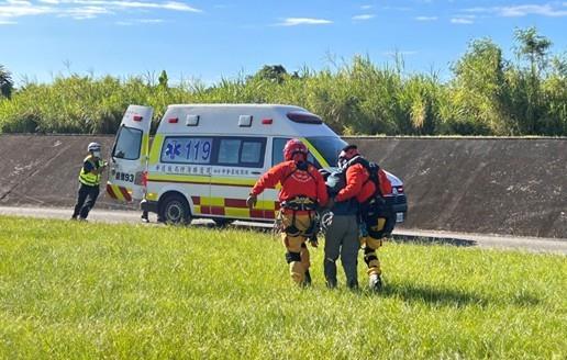特搜員將患者轉交救護車