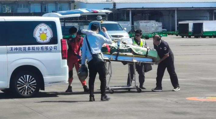 將病患交由救護車送醫治療
