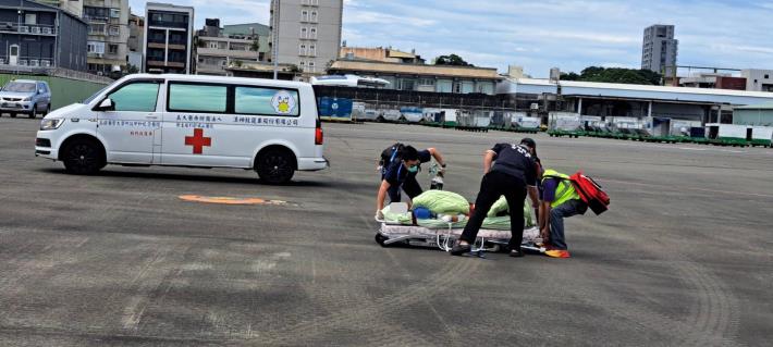 將病患交由救護車送醫治療.JPG