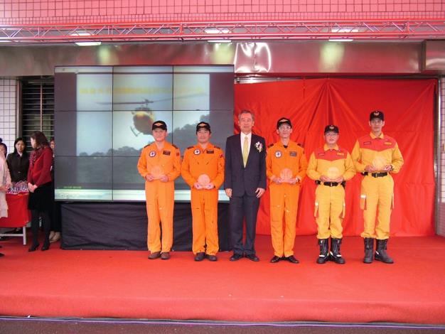 表揚典禮吳副院長與獲獎人員大合照-2