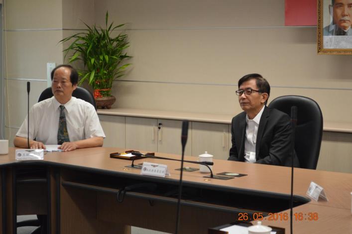 政務委員與同仁進行簡報會議.JPG