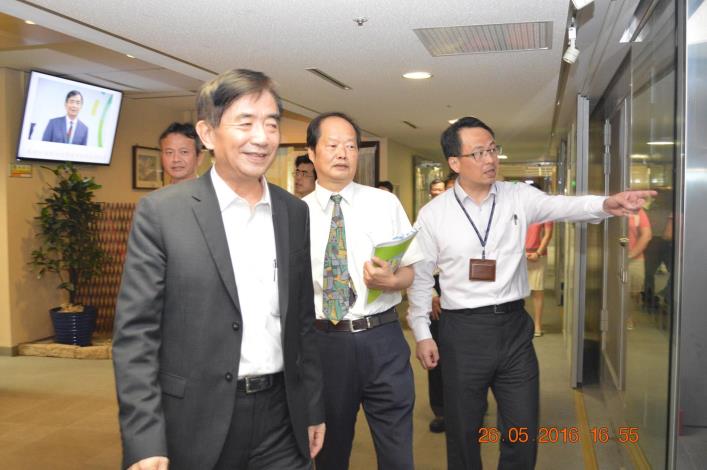 恭送政務委員至電梯.JPG