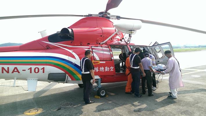 將患者運下機-2