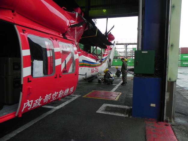 黑鷹直升機接機任務設備檢查.JPG