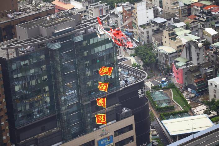 國慶空總直升機吊掛風雨英雄旗幟.JPG