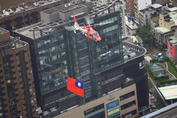 國慶空總直升機吊掛國旗.JPG